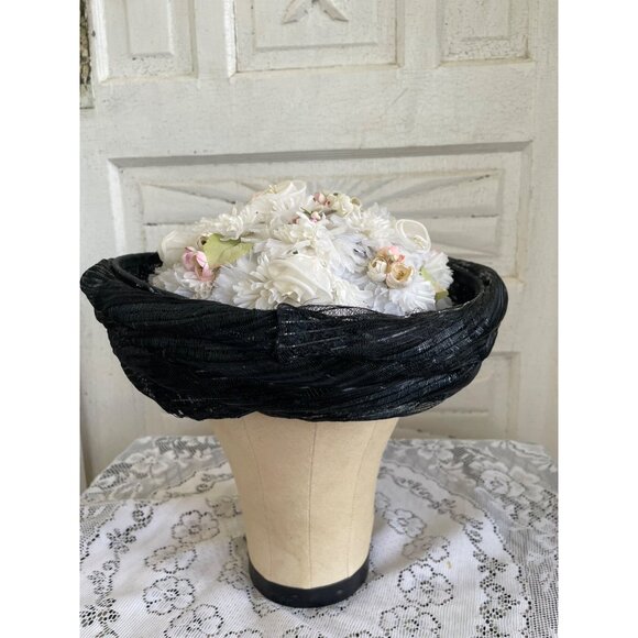 Vintage 1950s Black Woven Bumber Hat With White Millinery Flowers - Picture 15 of 15